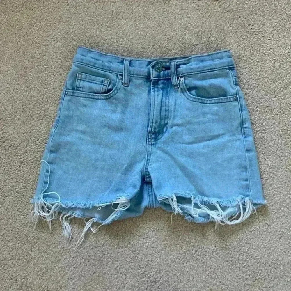 Everlane high rise jean shorts in size 25